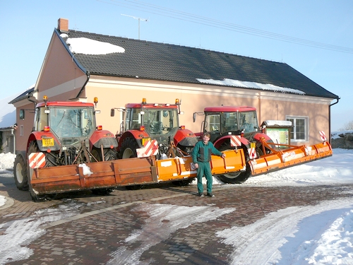 Traktory s radlicemi na úklid sněhu